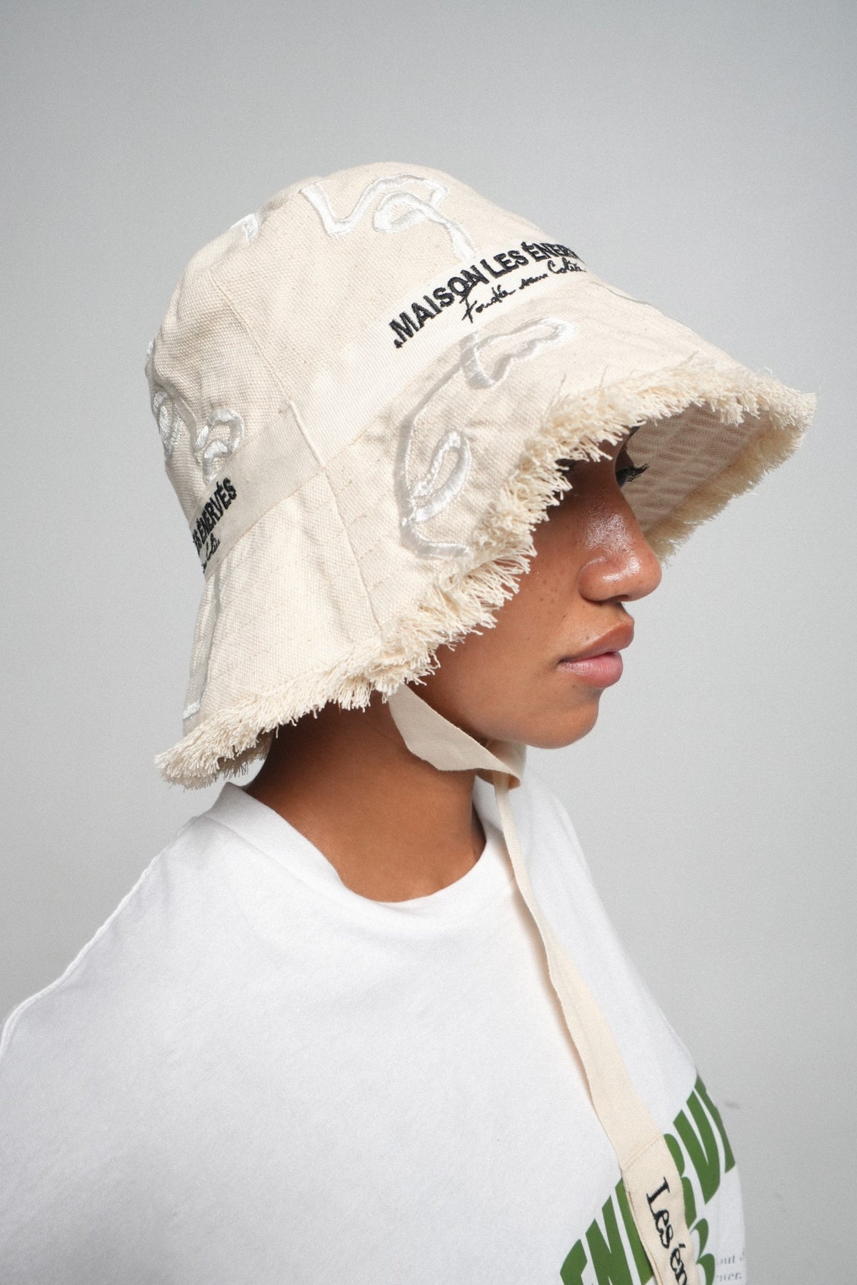 Bucket Hat Rude with raw edges and long straps - Maison Les Énervés